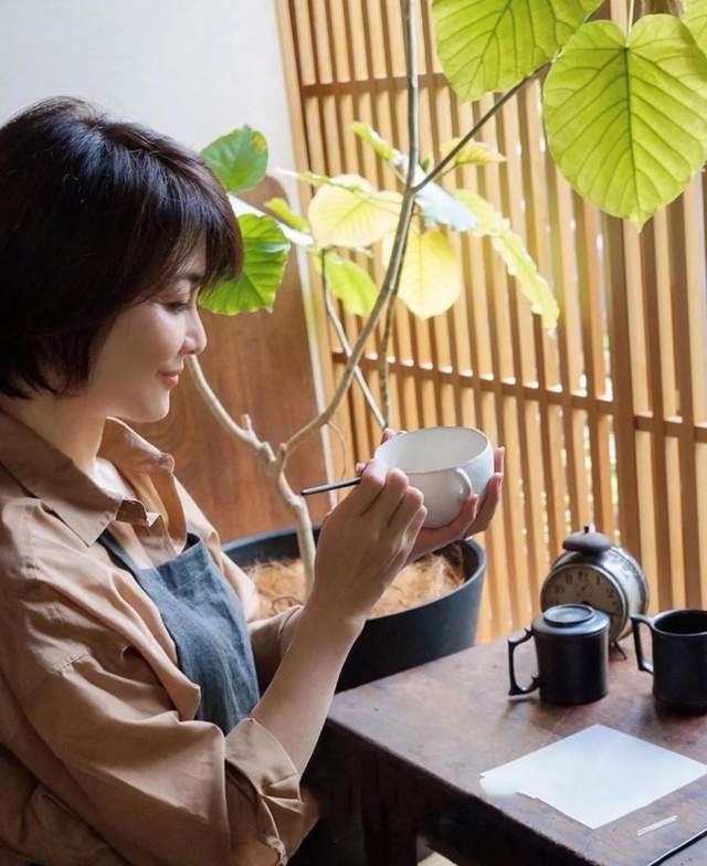 透了：那些看似的幸福全是硬撑出来的ky开元棋牌住日本主妇家一周我算看